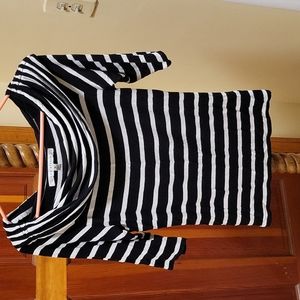 Max Studio short sleave top. Size M. Color black and white.